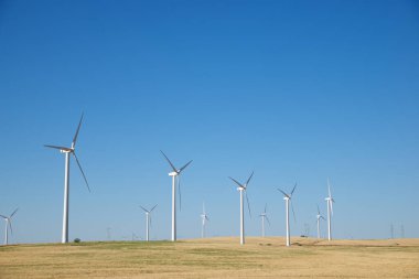 Elektrik üretimi için rüzgar türbinleri, Zaragoza ili, İspanya Aragon.