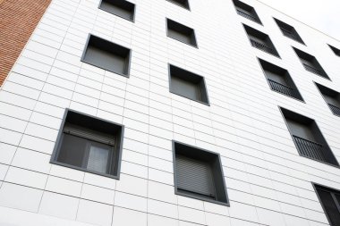 Modern bir binanın ön cephesine yakın çekim.