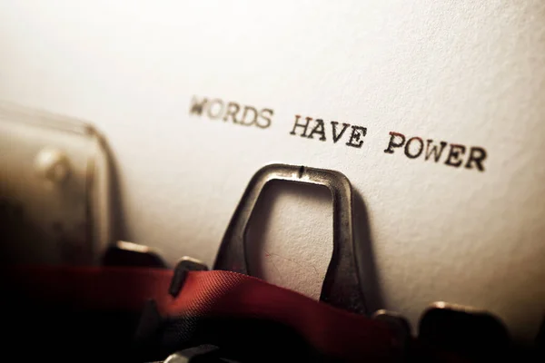 Las Palabras Tienen Una Frase Poder Escrita Con Una Máquina — Foto de Stock