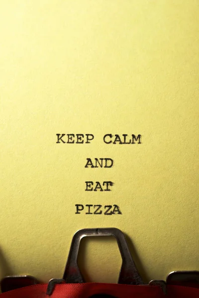 保持冷静 吃用打字机写的披萨短语 — 图库照片