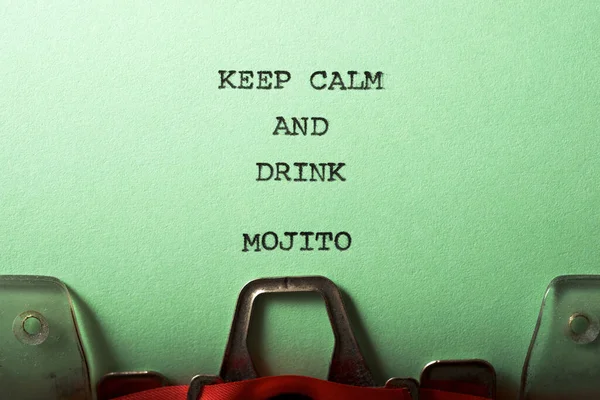 保持冷静 喝点用打字机写的莫吉托酒 — 图库照片