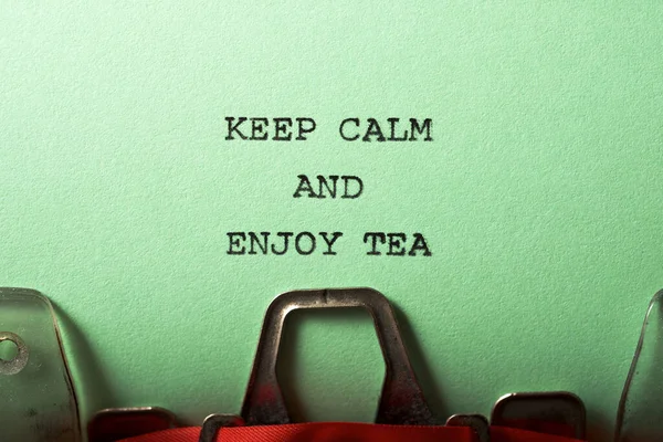 Μείνετε Ήρεμοι Και Απολαύστε Τσάι Γραμμένο Μια Γραφομηχανή — Φωτογραφία Αρχείου