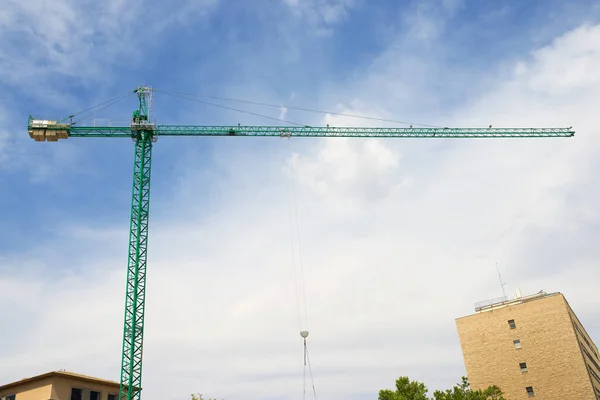 Guindaste Construção Verde Céu Com Nuvens — Fotografia de Stock