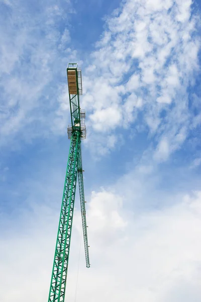 Guindaste Construção Verde Céu Com Nuvens — Fotografia de Stock