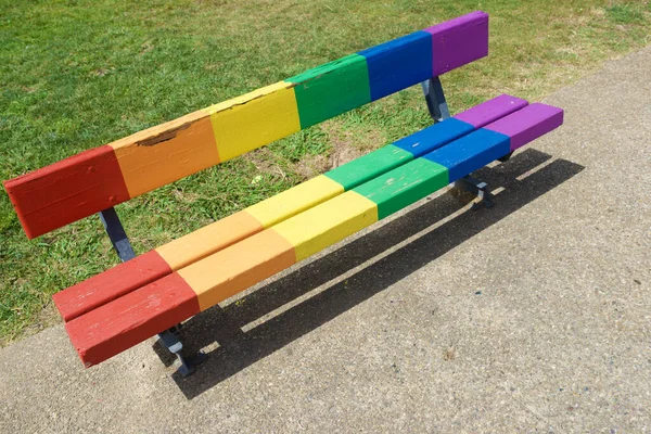 西班牙萨拉戈萨市一个公园的长椅上 画着彩虹 — 图库照片