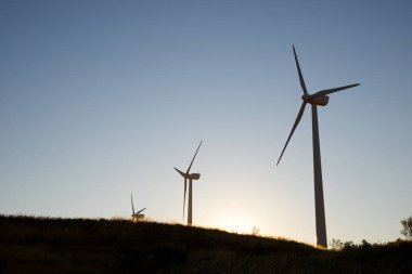 Elektrik üretimi için rüzgar türbinleri, Zaragoza ili, İspanya Aragon.