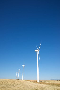 Elektrik üretimi için rüzgar türbinleri, Zaragoza ili, İspanya Aragon.