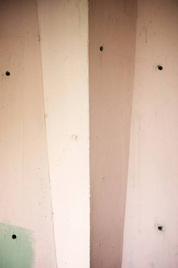 Boş bir beton duvarın görüntüsü.