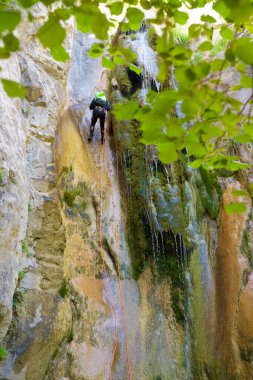 Caneveryone ering Los Meses Canyon in Pyrenees, Canfranc Valley, Huesca Province, İspanya.