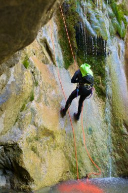 Caneveryone ering Los Meses Canyon in Pyrenees, Canfranc Valley, Huesca Province, İspanya.