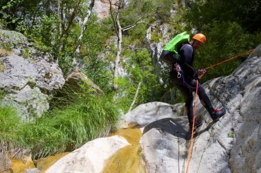 Caneveryone ering Los Meses Canyon in Pyrenees, Canfranc Valley, Huesca Province, İspanya.