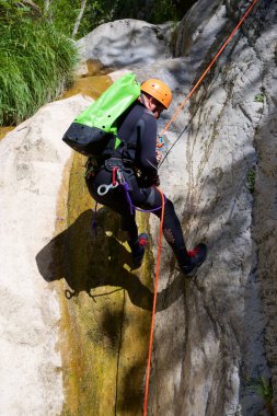 Caneveryone ering Los Meses Canyon in Pyrenees, Canfranc Valley, Huesca Province, İspanya.
