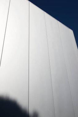 Modern bir binanın ön cephesine yakın çekim.