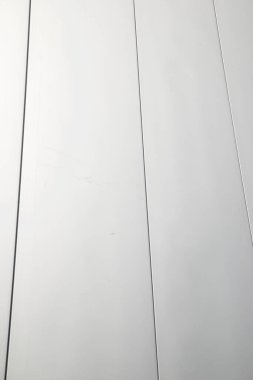 Modern bir binanın ön cephesine yakın çekim.