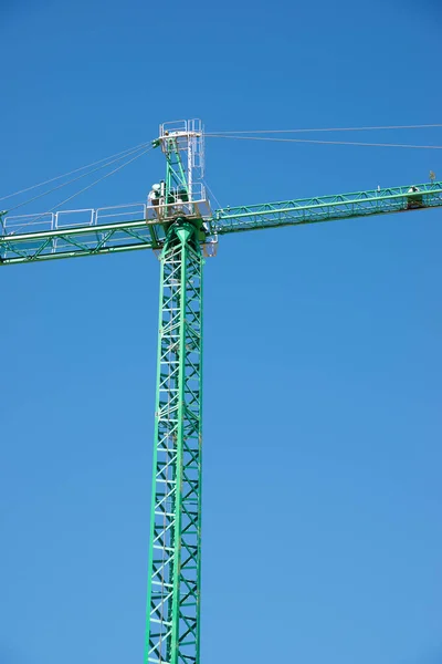 Zelený Stavební Jeřáb Čistá Obloha — Stock fotografie