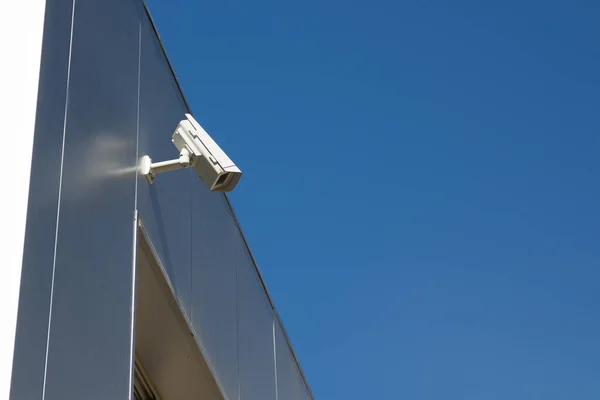 Fecho Uma Câmera Vigilância Céu Claro — Fotografia de Stock