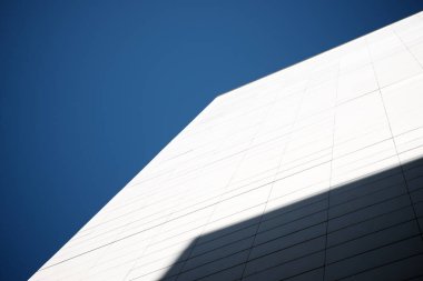 Modern bir binanın ön cephesine yakın çekim.