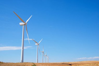 Elektrik üretimi için rüzgar türbinleri, Zaragoza ili, İspanya Aragon.