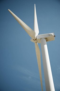 Elektrik üretimi için rüzgar türbini, Zaragoza ili, İspanya Aragon.