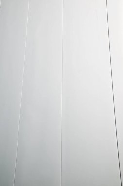 Modern bir binanın ön cephesine yakın çekim.