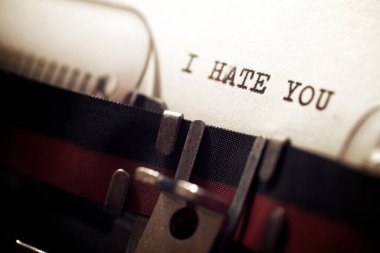 Daktiloyla yazılmış cümlelerinden nefret ediyorum..