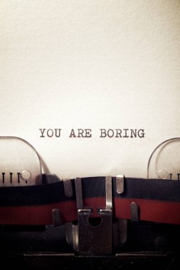 Daktiloyla yazılmış sıkıcı bir cümlesin..