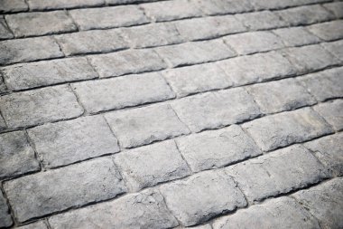 Taş döşeli bir caddenin zemininde.