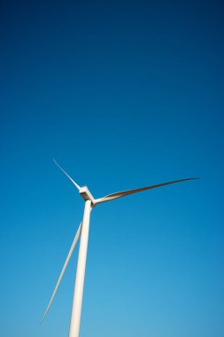 Elektrik üretimi için rüzgar türbini, Zaragoza ili, İspanya Aragon.