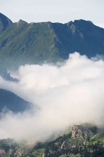 Nebbia Nei Pirenei Valle Aspe Francia — Foto Stock