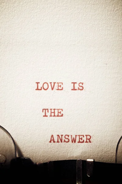 愛はタイプライターで書かれた答えの句です — ストック写真
