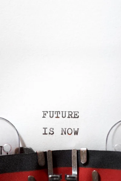Przyszłość Jest Teraz Wyrażeniem Napisanym Maszyną Pisania — Zdjęcie stockowe