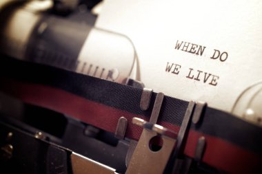 Daktiloyla yazılmış bir cümleyi ne zaman canlı tutarız?.