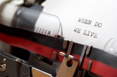 Daktiloyla yazılmış bir cümleyi ne zaman canlı tutarız?.