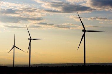 Elektrik üretimi için yel değirmenleri, Zaragoza Eyaleti, İspanya Aragon.