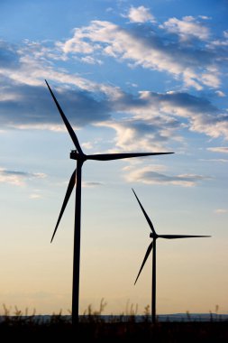 Elektrik üretimi için yel değirmenleri, Zaragoza Eyaleti, İspanya Aragon.