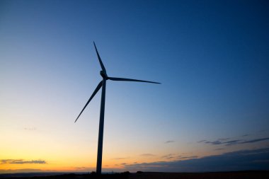 Elektrik üretimi için Windmill, Zaragoza Eyaleti, İspanya Aragon.