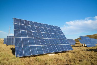 Zaragoza Eyaleti, Aragon, İspanya 'da elektrik üretimi için devasa güneş panelleri.