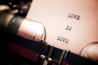 Aşk, daktiloyla yazılmış bir aşk cümlesidir..