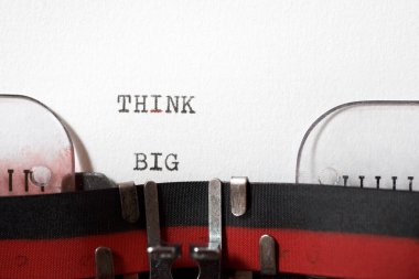 Daktiloyla yazılmış büyük bir cümle düşün..