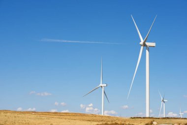 Elektrik üretimi için rüzgar türbinleri, Zaragoza ili, İspanya Aragon.