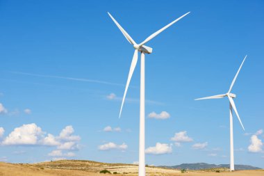 Elektrik üretimi için rüzgar türbinleri, Zaragoza ili, İspanya Aragon.