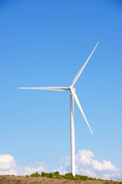 Elektrik üretimi için rüzgar türbini, Zaragoza ili, İspanya Aragon.