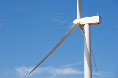 Elektrik üretimi için rüzgar türbini, Zaragoza ili, İspanya Aragon.