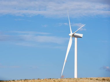 Elektrik üretimi için rüzgar türbini, Zaragoza ili, İspanya Aragon.