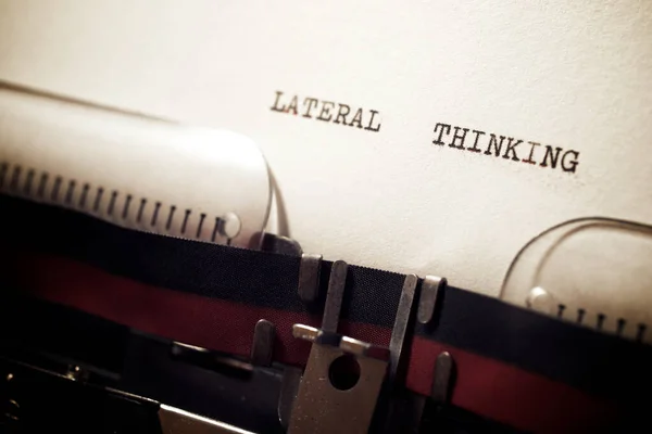 Frase Pensamiento Lateral Escrita Con Una Máquina Escribir —  Fotos de Stock