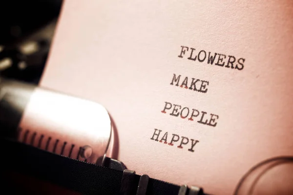 Kwiaty Czynią Ludzi Szczęśliwymi Frazę Napisaną Maszyną Pisania — Zdjęcie stockowe