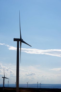 Elektrik üretimi için yel değirmenleri, Zaragoza Eyaleti, İspanya Aragon.