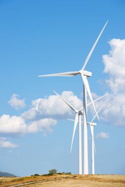 Elektrik üretimi için rüzgar türbinleri, Zaragoza ili, İspanya Aragon.