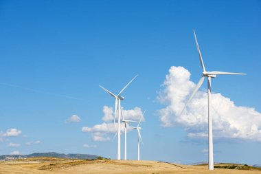 Elektrik üretimi için rüzgar türbinleri, Zaragoza ili, İspanya Aragon.