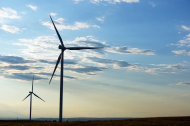 Elektrik üretimi için yel değirmenleri, Zaragoza Eyaleti, İspanya Aragon.